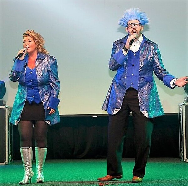 De hèndjes ien de lucht