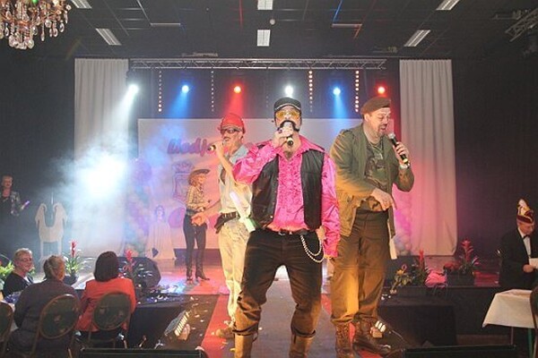 Gèj hèt nie veurân gestaon