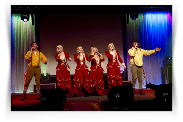 Dansend dûr de straote